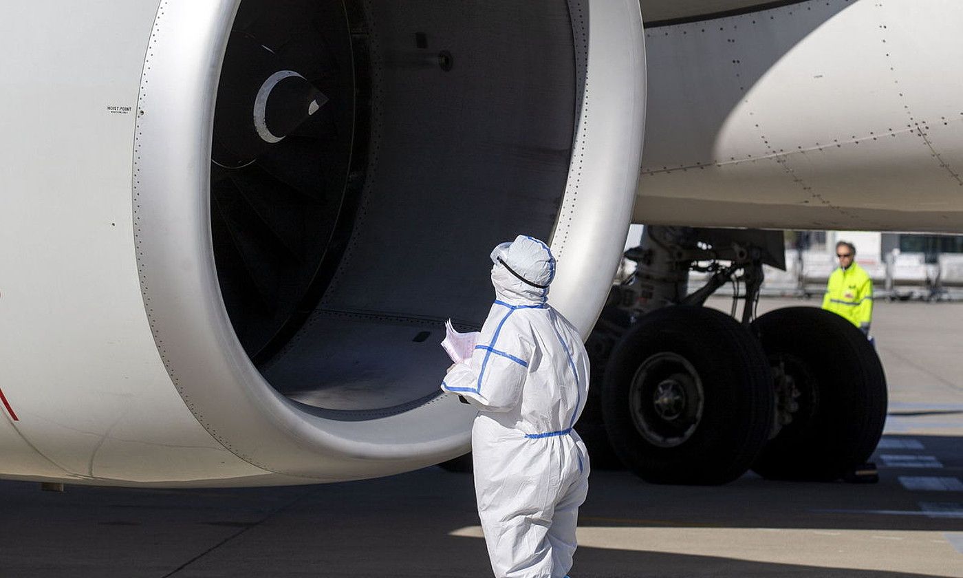 Airbuseko langile bat. S. DI NOLFI. / EFE.