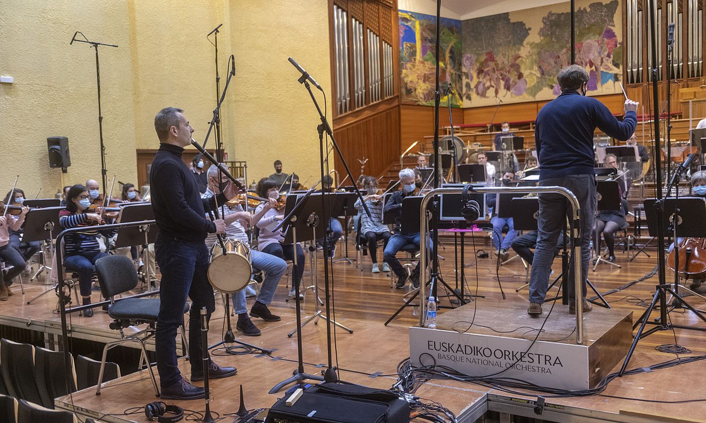 Garikoitz Mendizabal txistularia eta Euskadiko Orkestrako musikariak, atzo arratsaldean, Donostian, Jaume Santojaren gidaritzapean. GORKA RUBIO / FOKU.