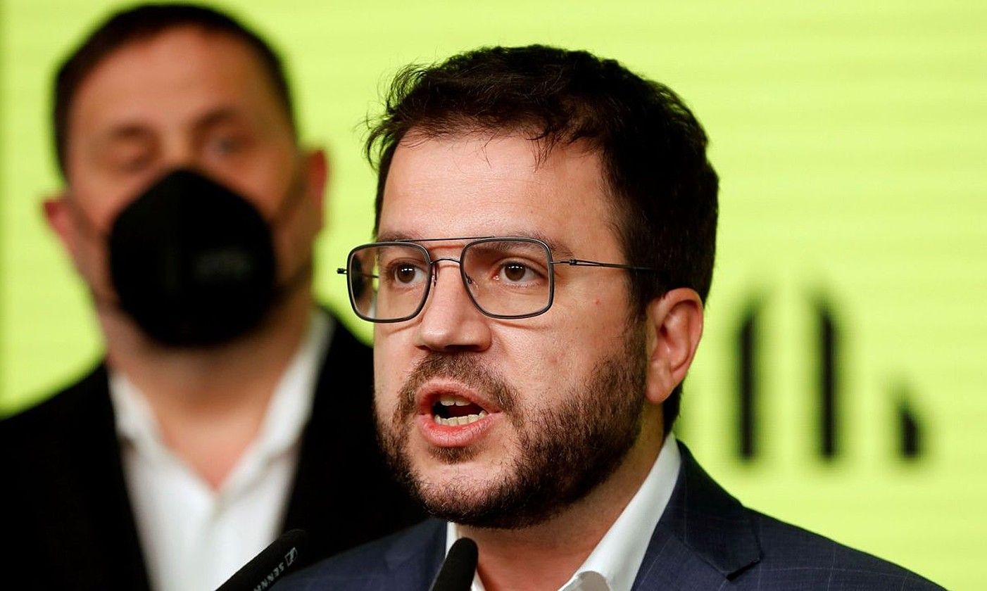 Pere Aragones, joan den astelehenean, Bartzelonan egindako agerraldi batean. ALBERTO ESTEVEZ / EFE. Pere Aragones, joan den astelehenean, Bartzelonan egindako agerraldi batean. ALBERTO ESTEVEZ / EFE.