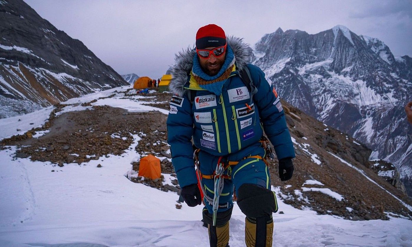 Alex Txikon, Manasluko beheko kanpalekuan. PHELIPE EIZAGIRRE. Alex Txikon, Manasluko beheko kanpalekuan. PHELIPE EIZAGIRRE.