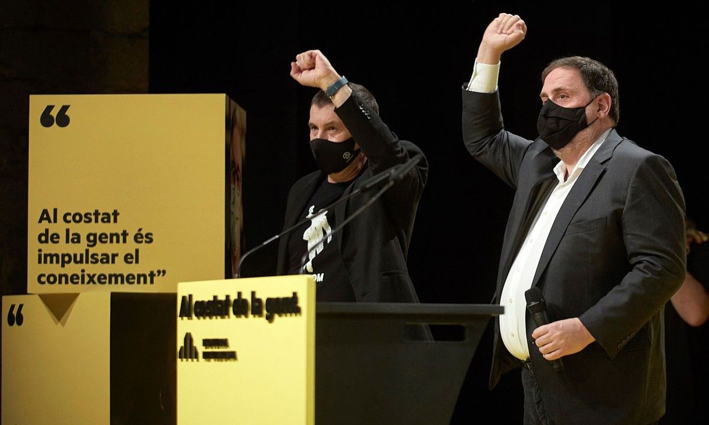 Arnaldo Otegi eta Oriol Junqueras, ERCren hauteskunde kanpainako ekitaldi batean. DAVID BORRAT /, EFE. Arnaldo Otegi eta Oriol Junqueras, ERCren hauteskunde kanpainako ekitaldi batean. DAVID BORRAT /, EFE.