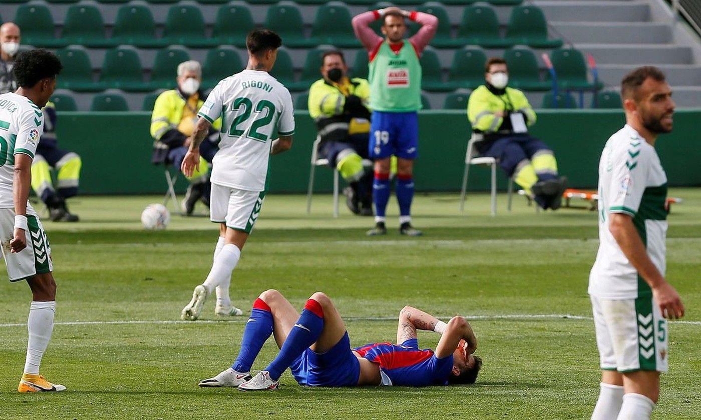 Eibarreko jokalari Pedro Leon lurrean, atzo, Elxen aurkako partidan gol aukera bat huts egin ostean. RAMON / EFE. Eibarreko jokalari Pedro Leon lurrean, atzo, Elxen aurkako partidan gol aukera bat huts egin ostean. RAMON / EFE.