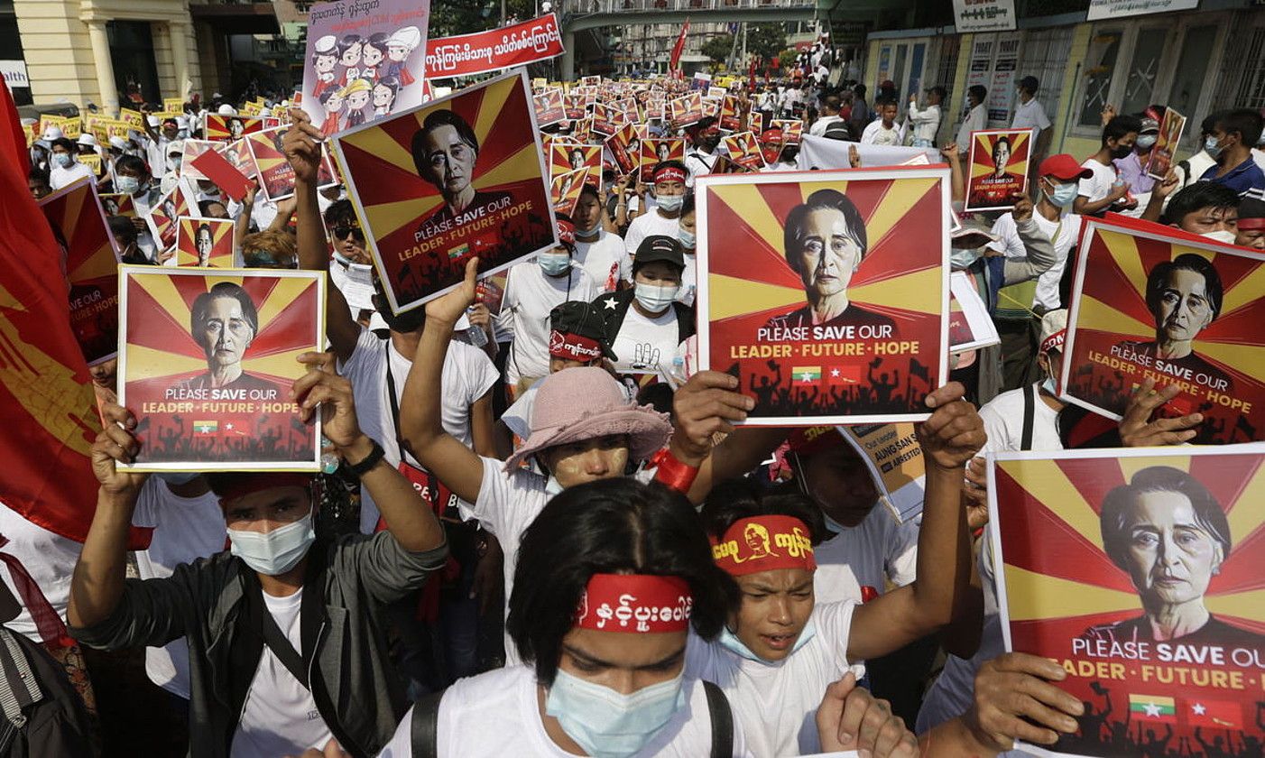Manifestariak Yangon hirian, atzo, eskuan Aung San Suu Kyi politikariaren irudiak hartuta. LYNN BO BO / EFE.