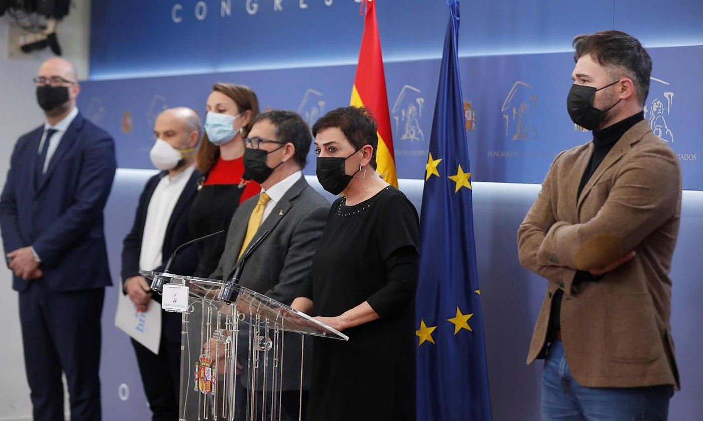 Mertxe Aizpurua (EH Bildu), atzo egindako agerraldian. EMILIO NARANJO / EFE. Mertxe Aizpurua (EH Bildu), atzo egindako agerraldian. EMILIO NARANJO / EFE.