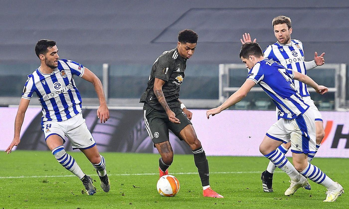 Mikel Merino, Asier Illarramendi eta Igor Zubeldia Realeko jokalariak, Manchester Unitedeko Marcus Rashfordi baloia kendu nahian, joanekoan. A. DI MARCO / EFE. Mikel Merino, Asier Illarramendi eta Igor Zubeldia Realeko jokalariak, Manchester Unitedeko Marcus Rashfordi baloia kendu nahian, joanekoan. A. DI MARCO / EFE.