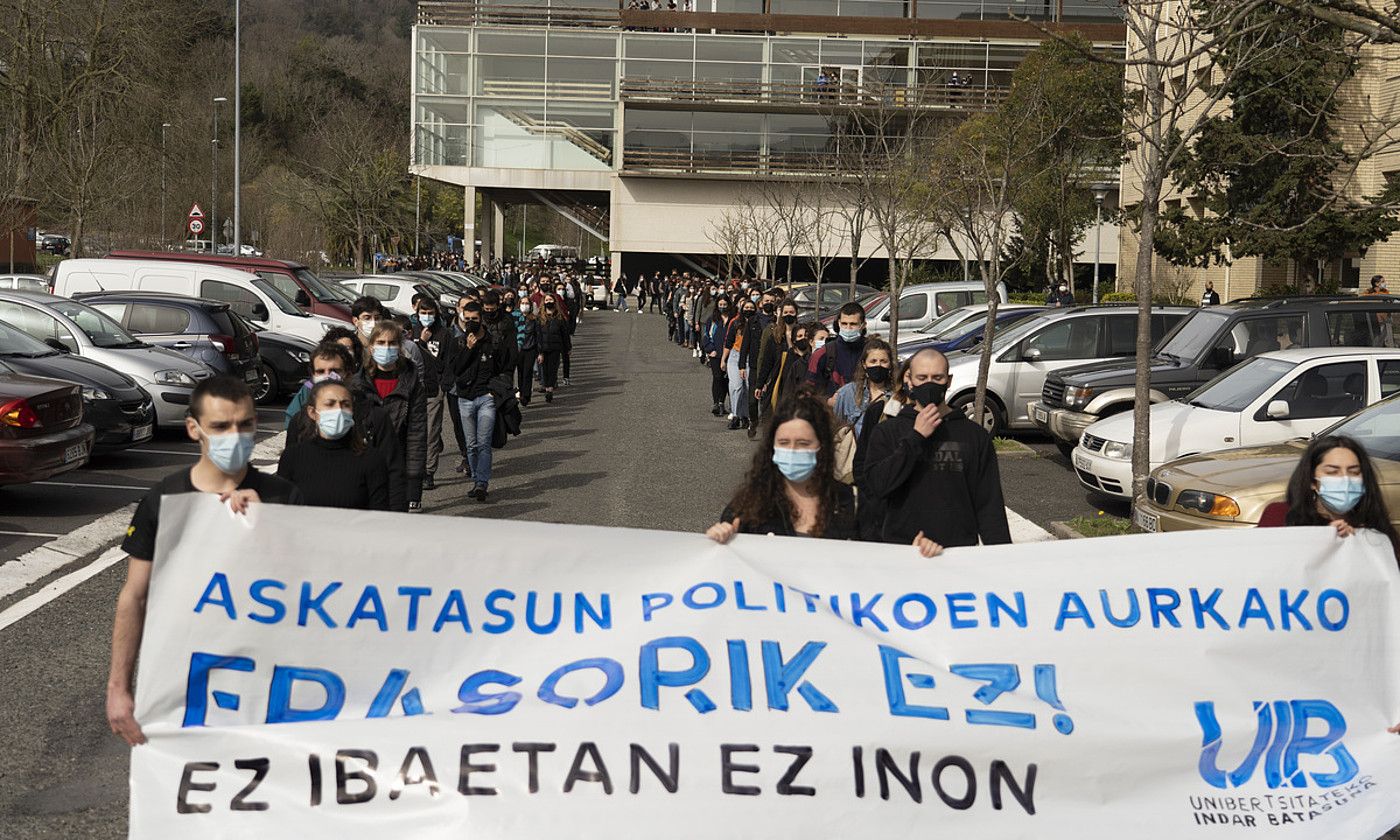 Manifestazioa egin zuten ikasleek, atzo. GORKA RUBIO / FOKU.