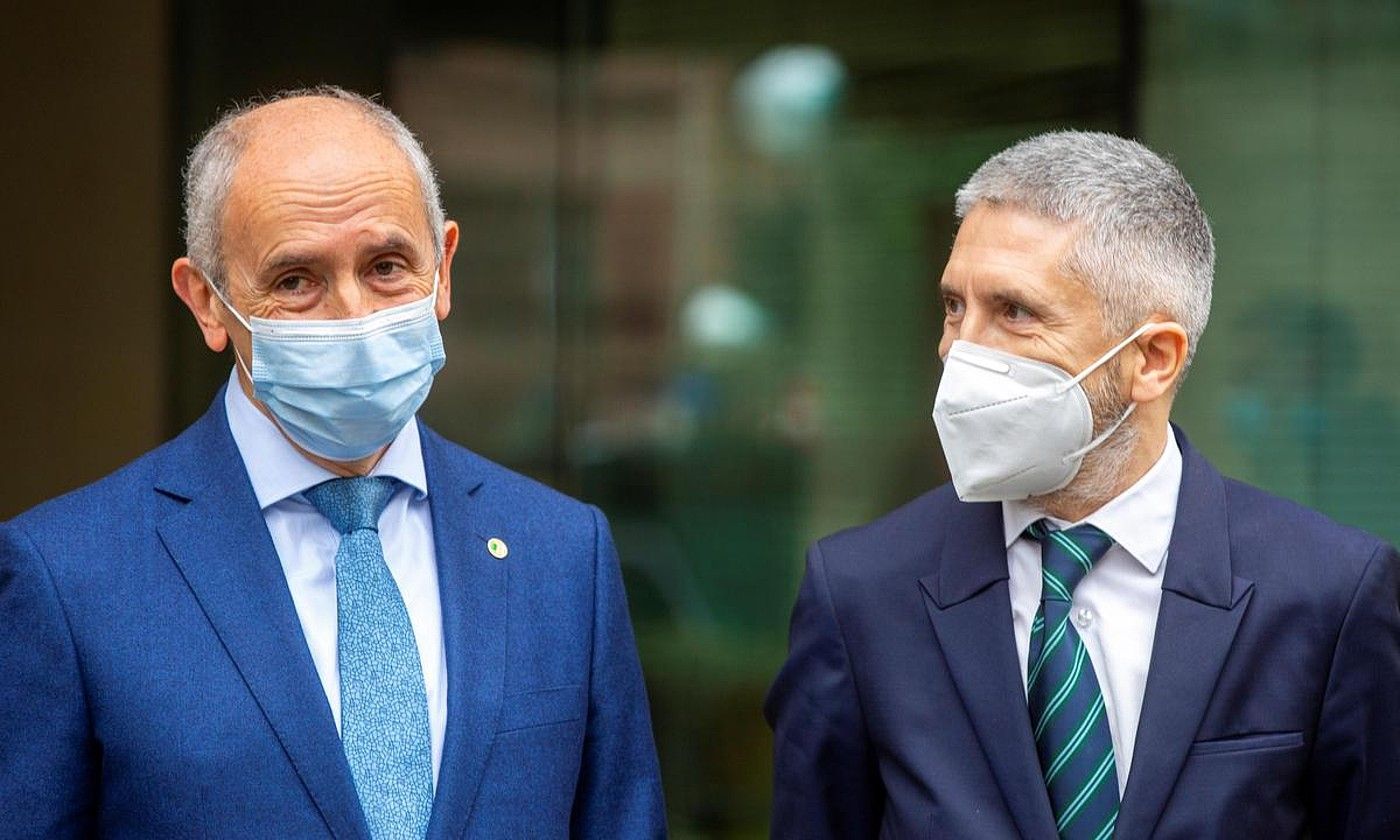 Josu Erkoreka Eusko Jaurlaritzako Segurtasun sailburua eta Fernando Grande-Marlaska Espainiako Barne ministroa, atzo. DAVID AGUILAR / EFE. Josu Erkoreka Eusko Jaurlaritzako Segurtasun sailburua eta Fernando Grande-Marlaska Espainiako Barne ministroa, atzo. DAVID AGUILAR / EFE.