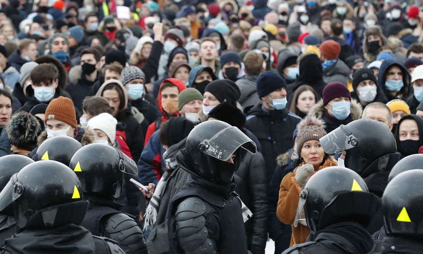 Navalniren aldeko manifestariak San Petersburgon, urtarrilean. ANATOLY MALTSEV / EFE.