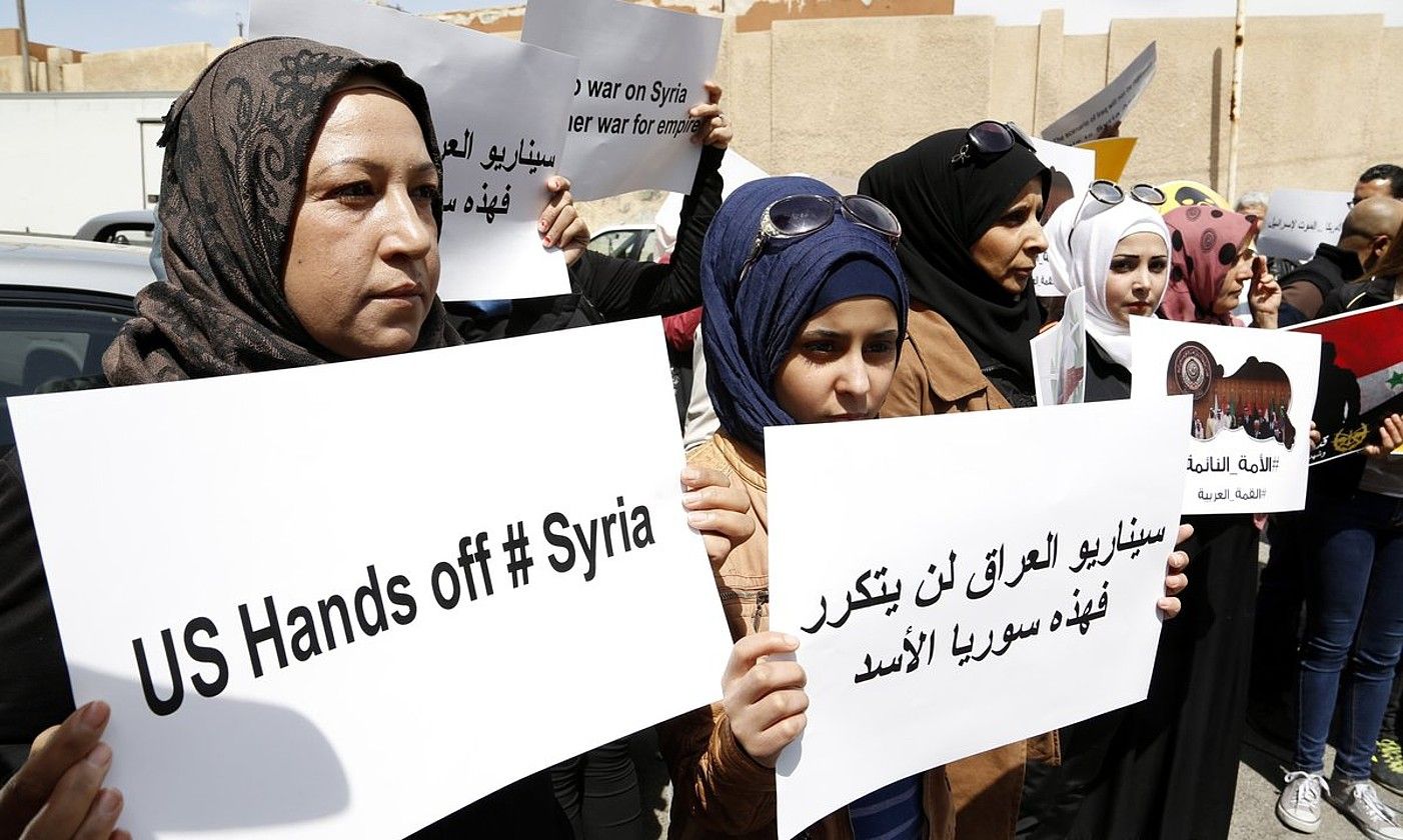 AEBek Sirian duten esku hartze militarraren aurkako protesta bat, Damasko hiriburuan. YOUSSEF BADAWI / EFE.