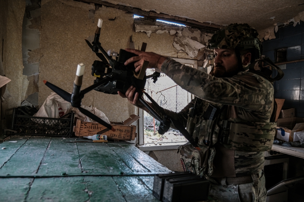 Ukrainako soldadu bat Errusiak jaurtitako drone bat aztertzen, irailean. MARIA SENOVILLA / EFE Ukrainako soldadu bat Errusiak jaurtitako drone bat aztertzen, irailean. MARIA SENOVILLA / EFE