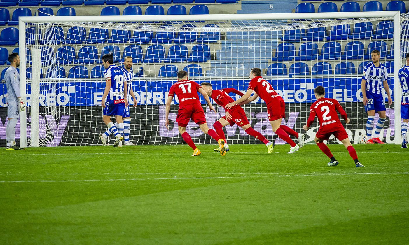 Osasunako hainbat jokalari atzoko partidako gol bakarra ospatzen. JAIZKI FONTANEDA / FOKU.