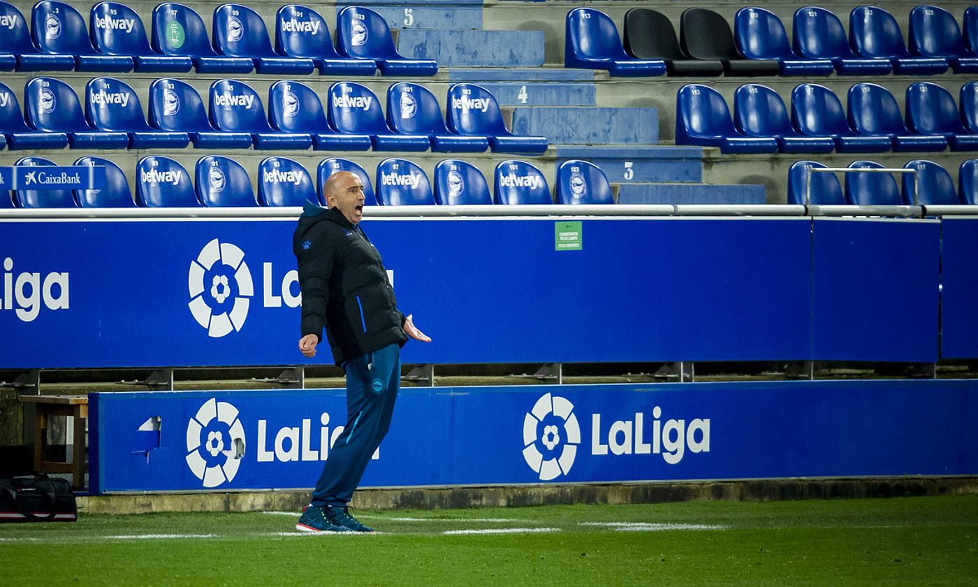 Abelardo Fernandez Alaveseko entrenatzailea, haserre, larunbatean Osasunaren aurka jokatutako derbian. JAIZKI FONTANEDA / FOKU.