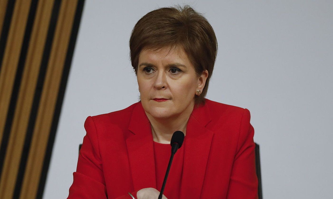 Sturgeon Eskoziako lehen ministroa, atzo, parlamentuaren ikerketa batzordean hitz egiten hasi aurretik. A. COWAN / EFE.