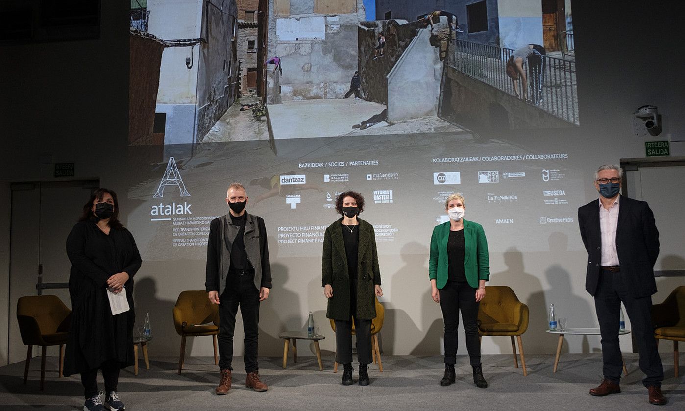 Clara Montero, Fernando Saenz de Ugarte, Mari Jose Telleria, Carine Agirregomezkorta eta Pello Leiñena. JON URBE / FOKU.