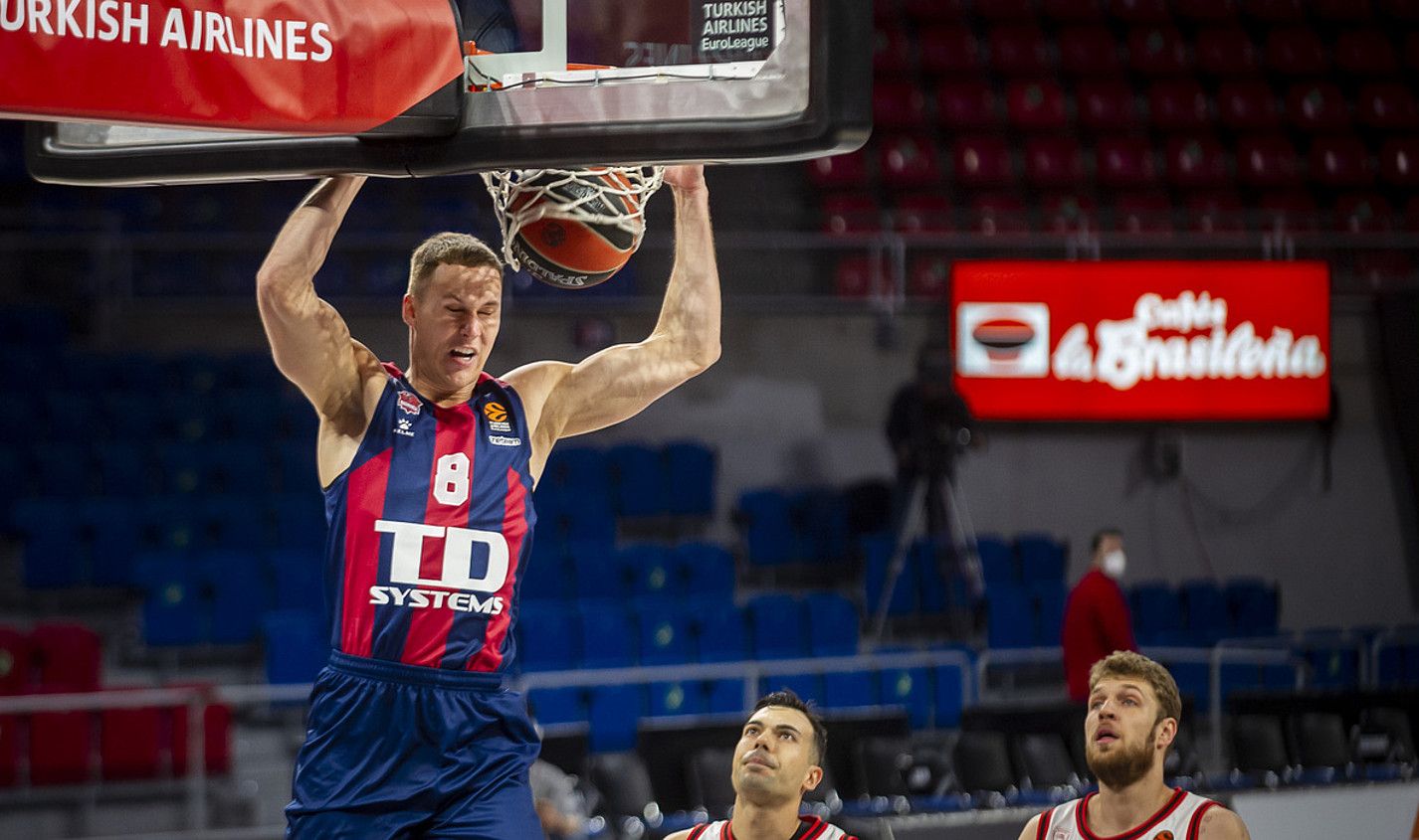 Tadas Sedekerskis saskia birrintzen atzo, Kostas Sloukas eta Aleksander Vezenkov begira dituela. JAIZKI FONTANEDA / FOKU. Tadas Sedekerskis saskia birrintzen atzo, Kostas Sloukas eta Aleksander Vezenkov begira dituela. JAIZKI FONTANEDA / FOKU.