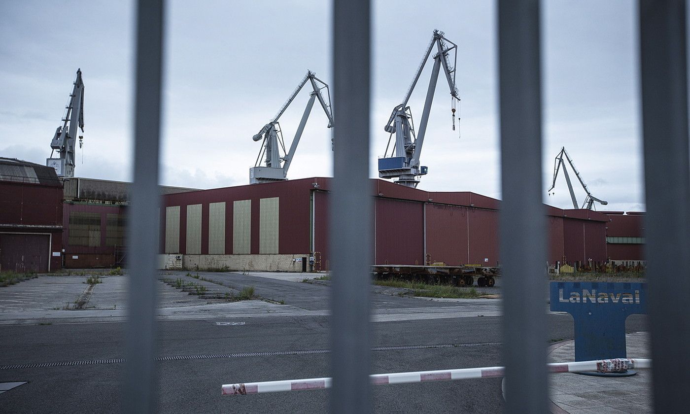 Naval Sestaoko ontziolako sarrera. Bertan biltegi nagusia ikus daiteke eta atzean garabi erraldoi ikonikoak. ARITZ LOIOLA / FOKU.