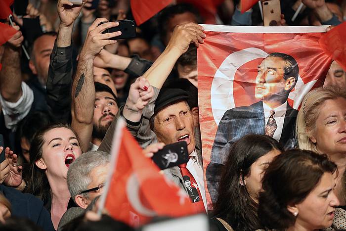 Ekrem Imamoglu sozial demokrataren aldeko jarraitzaileak, atzo, Erdoganen kontrako protestetan. ERDEM SAHIN, EFE