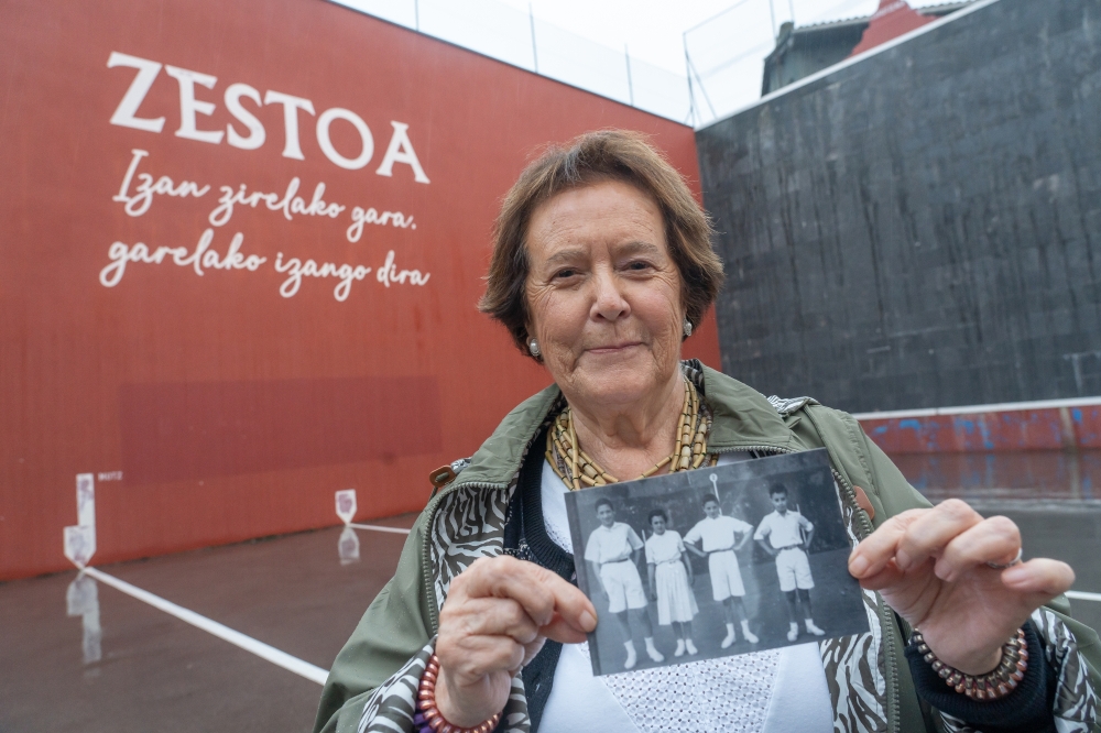Gloria Agirre 'Aizarnako Txikita', Zestoako frontoi irekian jokatu zuen lehen partidako argazkia erakusten, frontoi horretan bertan. ANDONI CANELLADA / FOKU Gloria Agirre 'Aizarnako Txikita', Zestoako frontoi irekian jokatu zuen lehen partidako argazkia erakusten, frontoi horretan bertan. ANDONI CANELLADA / FOKU