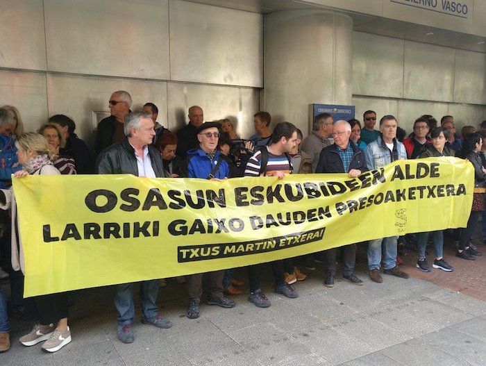 Txus Martinen etxeratzea eskatzeko Sareren elkarretaratzea, gaur, Eusko Jaurlaritzaren Bilboko delegaritzaren parean. SARE, @SARE_HERRITARRA