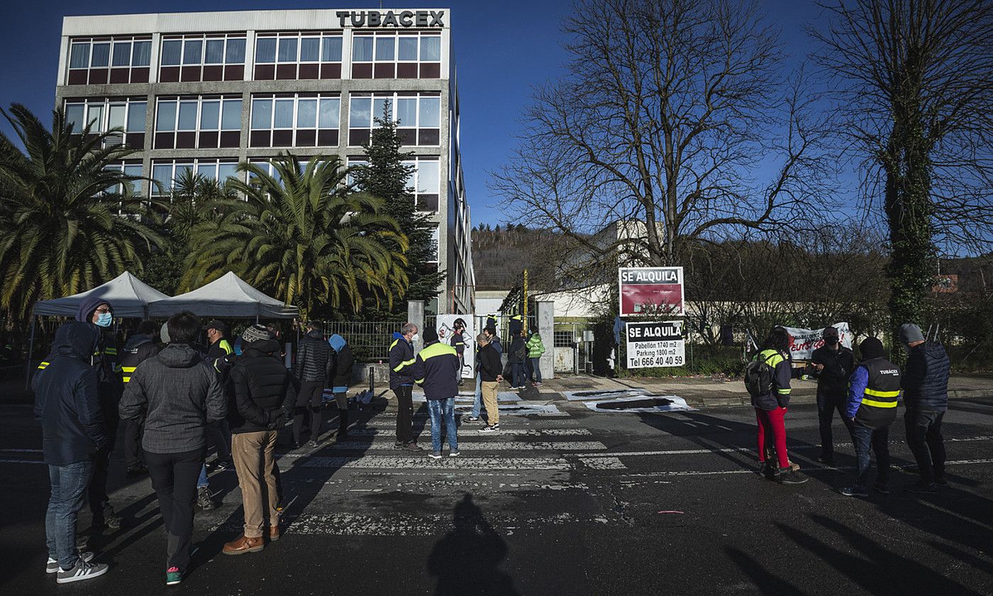 Tubacexeko langileak greba mugagabean dira otsailaz gerotik. Datorren astean amaituko da negoziaziorako epea. ARITZ LOIOLA / FOKU.