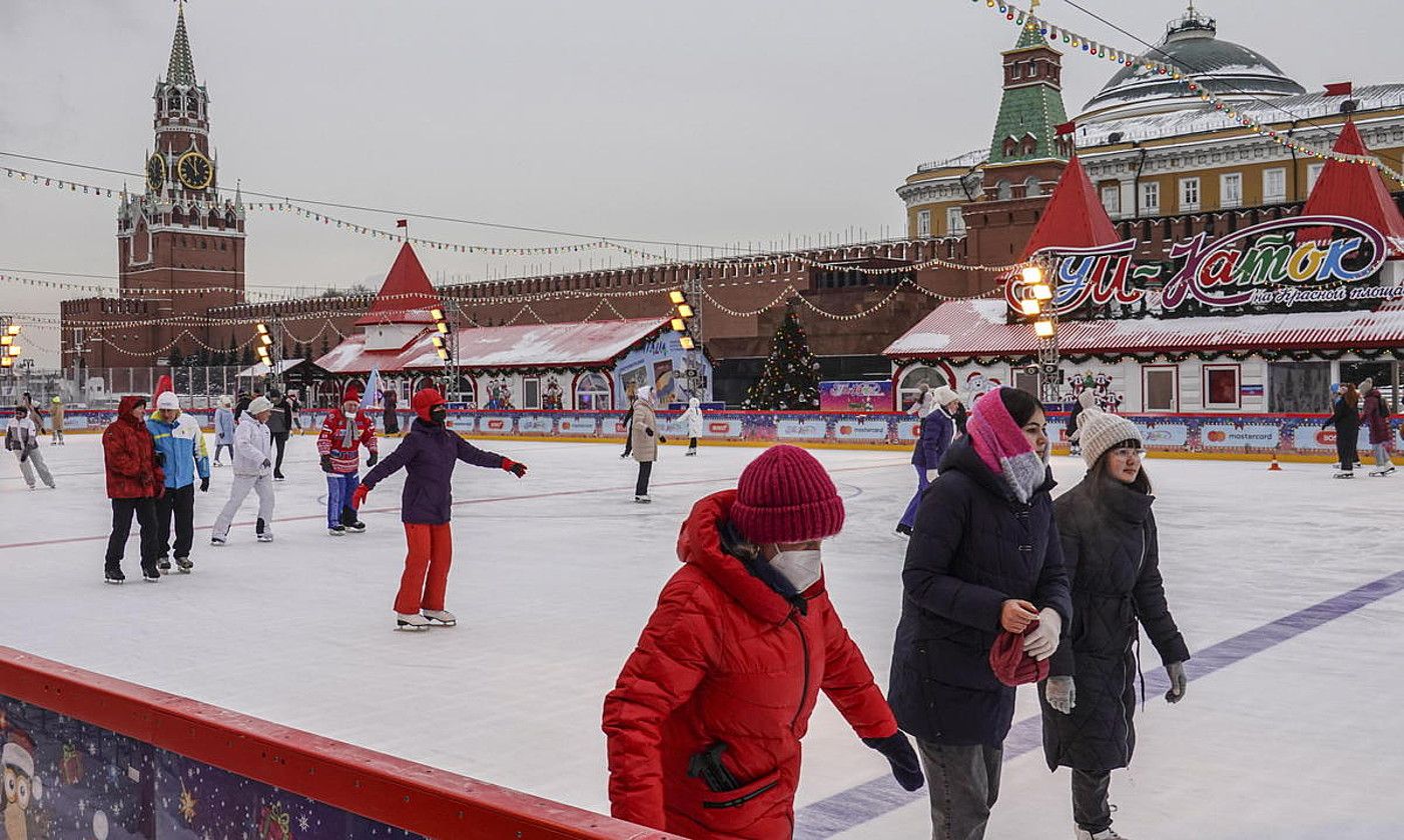 Errusiako herritarrak Moskuko Plaza Gorrian, iragan otsailean, izotz patinajea egiten, neurriak arindu ostean. S. ILNITSKY / EFE.