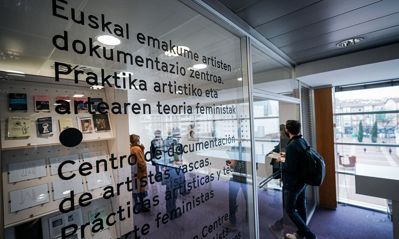 Euskal emakume artisten dokumentazio zentroak atzo ireki zituen ateak Artium museoan. ENDIKA PORTILLO / FOKU.