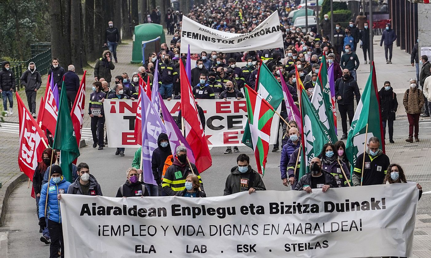 Dozenaka eta dozenaka lagun bildu ziren Laudioko kaleetan zehar egin zuten manifestazioan. MARISOL RAMIREZ / FOKU.