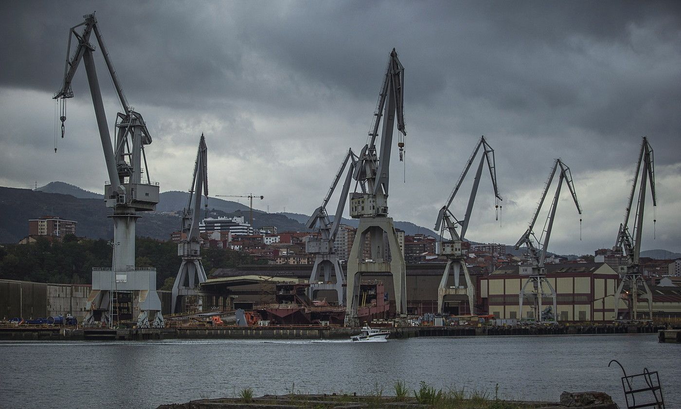 Naval Sestaoko ontziolako garabi ezagunak, itsasadarraren beste aldetik ateratako irudi batean. ARITZ LOIOLA / FOKU.