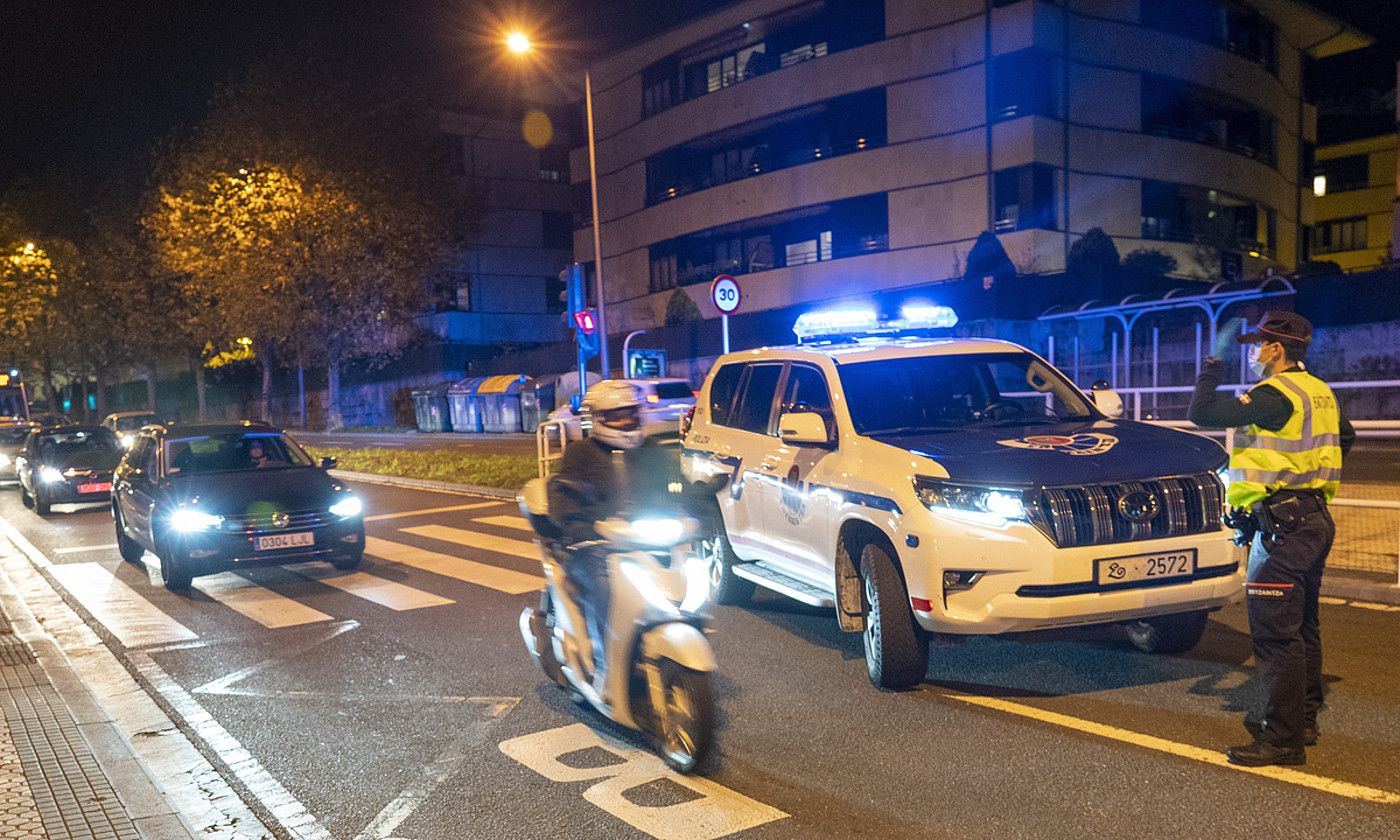 Ertzaintzaren kontrol bat Donostia eta Pasaia artean (Gipuzkoa). GORKA RUBIO / FOKU.