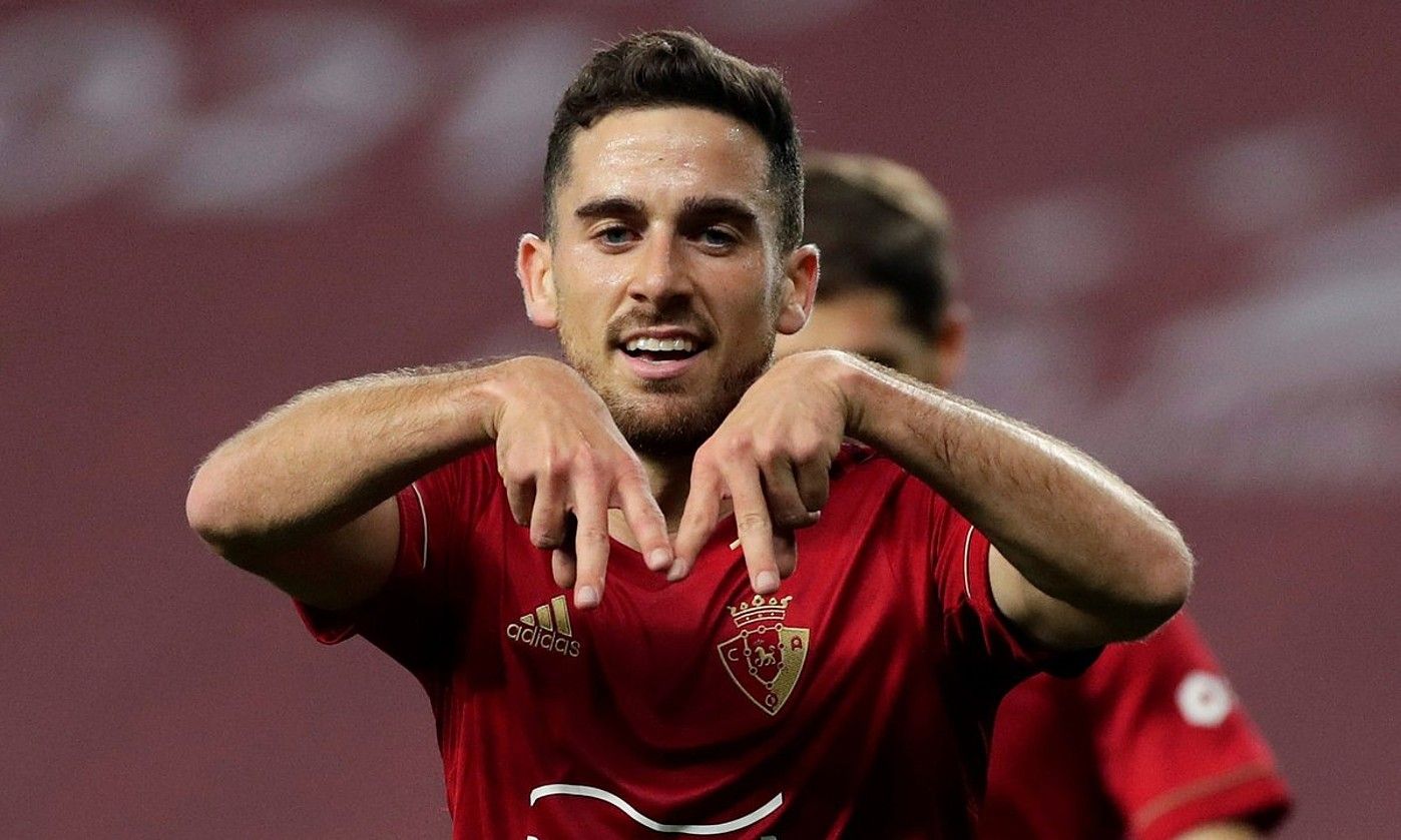 Kike Barja Osasunako jokalaria Tomaresi Espainiako Kopan sartutako gol bat ospatzen. JULIO MUÑOZ / EFE.