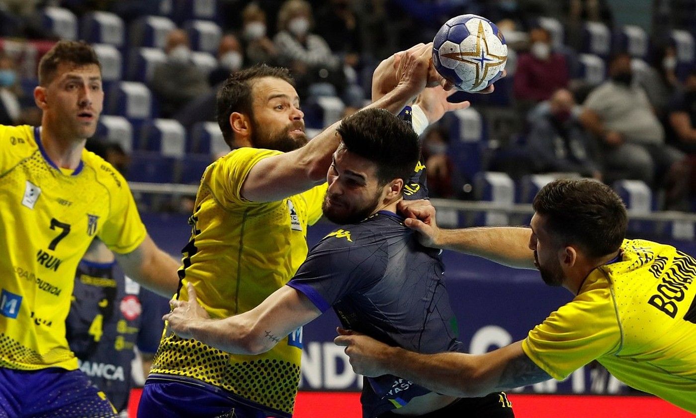 Tesoriere eta Bonanno, Ademarreko Suarezekin lehian, atzo, Madrilen, Espainiako Kopako finalerdietan. J. J. GUILLEN / EFE. Tesoriere eta Bonanno, Ademarreko Suarezekin lehian, atzo, Madrilen, Espainiako Kopako finalerdietan. J. J. GUILLEN / EFE.