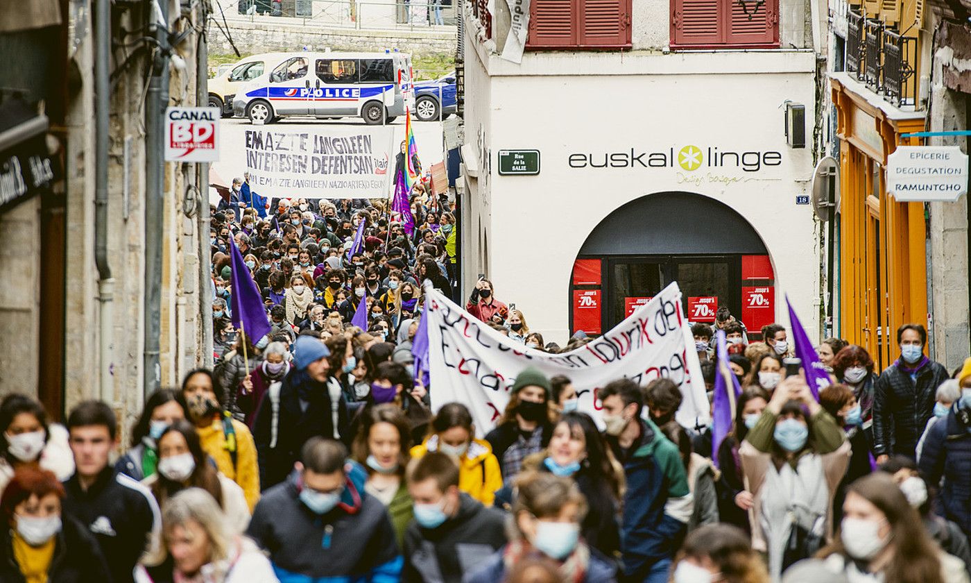 Ehunka lagun bildu ziren Baionako feministen protestan, atzo. GUILLAUME FAUVEAU.