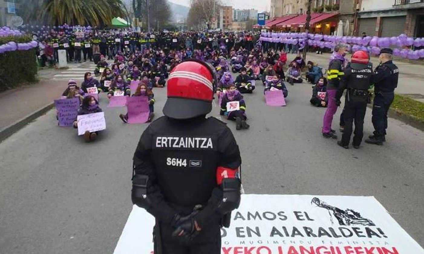 Ertzainak Tubacexeko pikete feministako kideekin hitz egiten, atzo. AIARALDEA.COM.