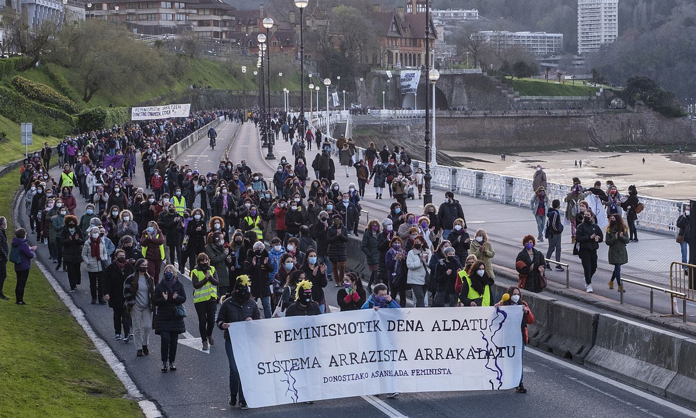 Mobilizazio jendetsuak egin zituzten Euskal Herriko hirietan. Argazkian, Donostiakoa. JON URBE / FOKU.