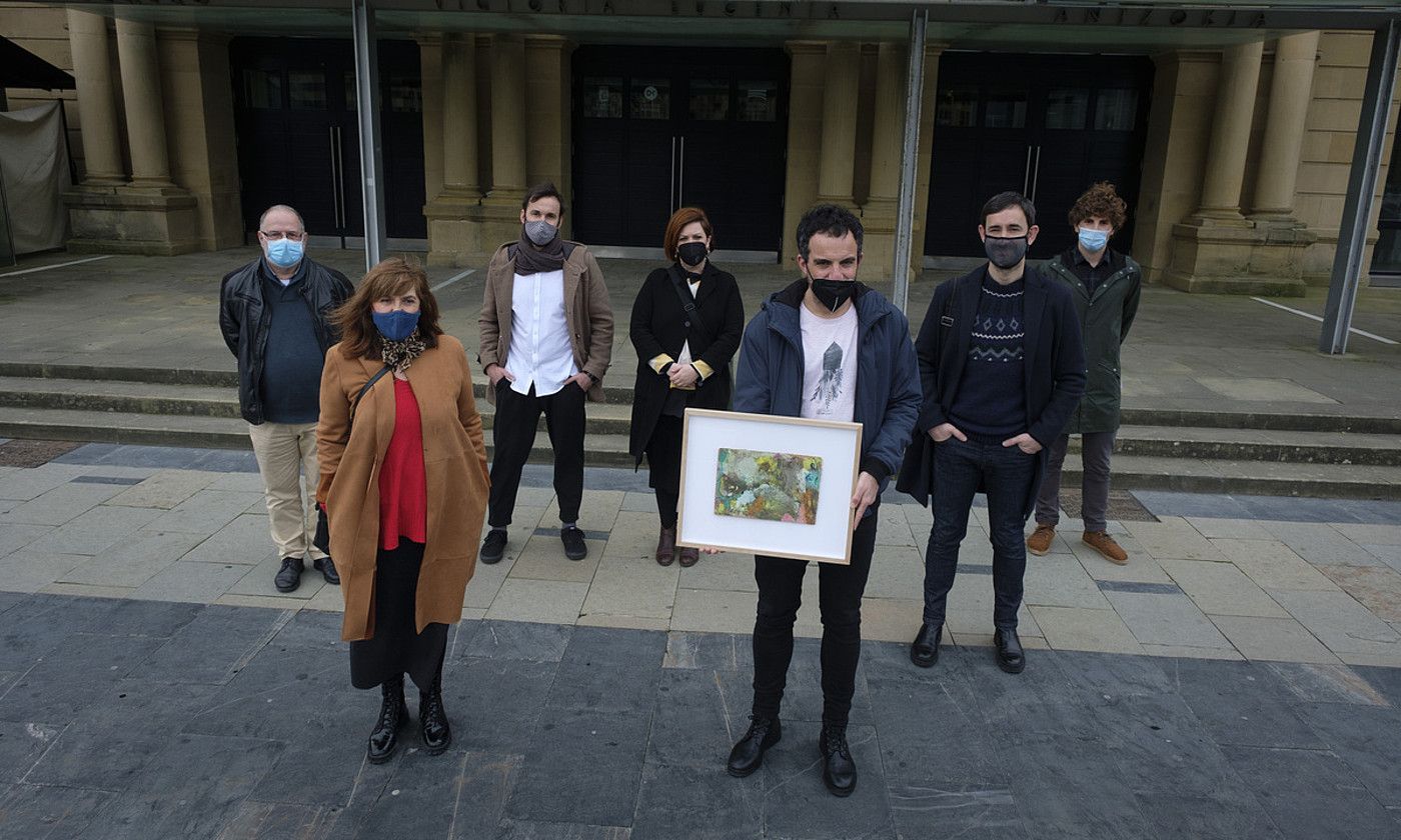 Donostia antzerki sariaren antolatzaileak eta aurtengo lantalde sarituaren ordezkariak, atzo, Donostian. JON URBE / FOKU.