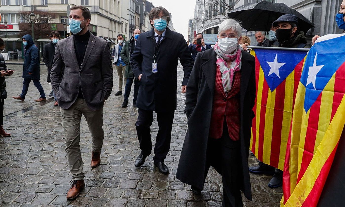 Toni Comin, Carles Puigdemont eta Clara Ponsati politikari erbesteratuak, atzo, Bruselan. STEPHANIE LECOCQ / EFE.