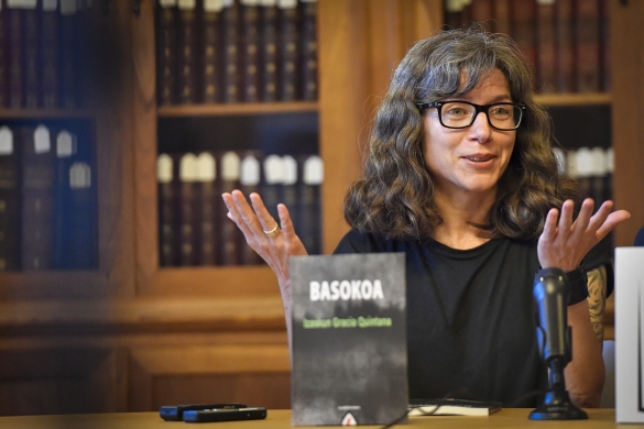 Izaskun Gracia Quintana idazlea, urriaren 14an, Donostian, 'Basokoa' eleberria aurkezten. GORKA RUBIO / FOKU