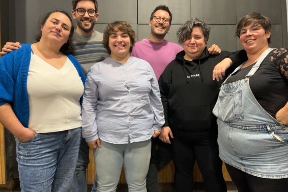 Karrika antzerki taldeko kideak, artxiboko argazki batean. Ezkerrean, Naiara Lopez Zabala. KARRIKA