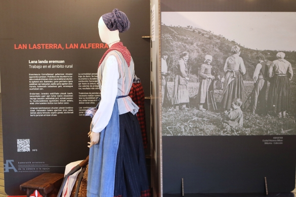 'Kameratik orratzera' erakusketa. Balmasedako La Encartada Fabrika-Museoan egon zen aurrena. Martxoaren 5ekoa da argazkia. OSKAR MATXIN EDESA / FOKU 'Kameratik orratzera' erakusketa. Balmasedako La Encartada Fabrika-Museoan egon zen aurrena. Martxoaren 5ekoa da argazkia. OSKAR MATXIN EDESA / FOKU