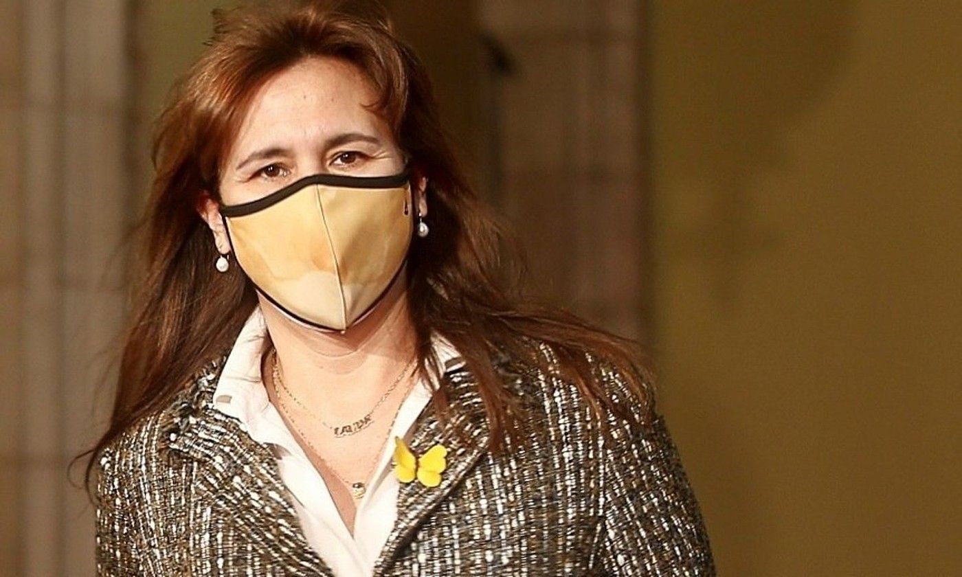 Laura Borras JxCko diputatua, atzo, Omnium Cultural elkartearen ekitaldi batera iristen. QUIQUE GARCÍA / EFE. Laura Borras JxCko diputatua, atzo, Omnium Cultural elkartearen ekitaldi batera iristen. QUIQUE GARCÍA / EFE.