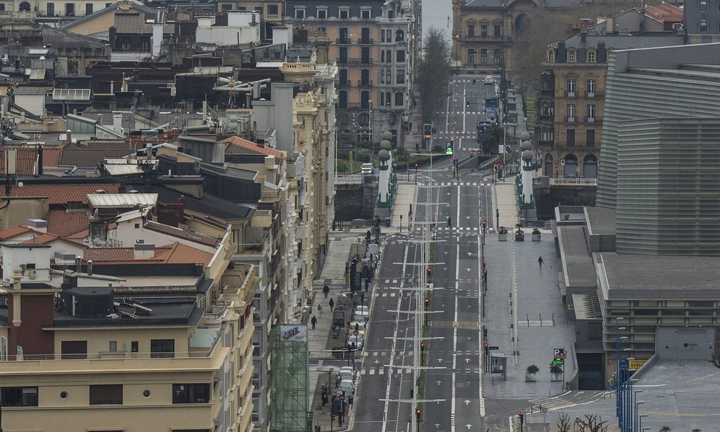 Donostiako Zurriola hiribidea, hutsik, alarma egoera ezarri eta astebetera. JON URBE / FOKU.