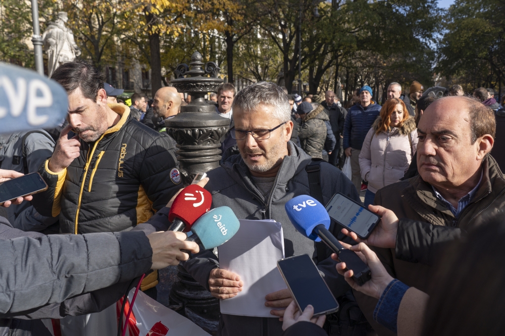 Langileen batzordeko ordezkariak, komunikabideen aurrean. IÑIGO URIZ / FOKU Langileen batzordeko ordezkariak, komunikabideen aurrean. IÑIGO URIZ / FOKU