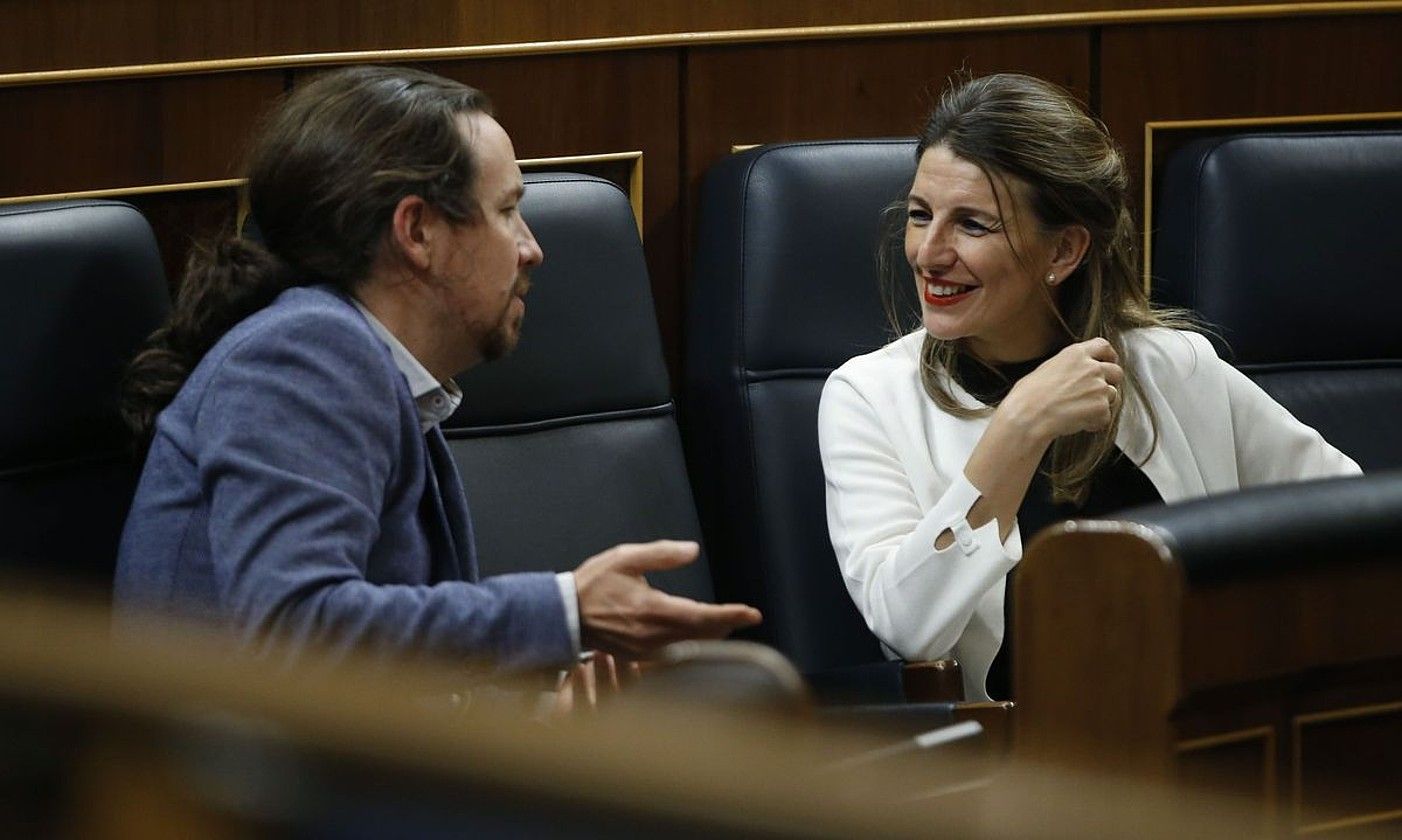 Pablo Iglesias Espainiako presidenteordea eta Yolanda Diaz Enplegu ministroa Diputatuen Kongresuan, iazko apirilean. MARISCAL / EFE.