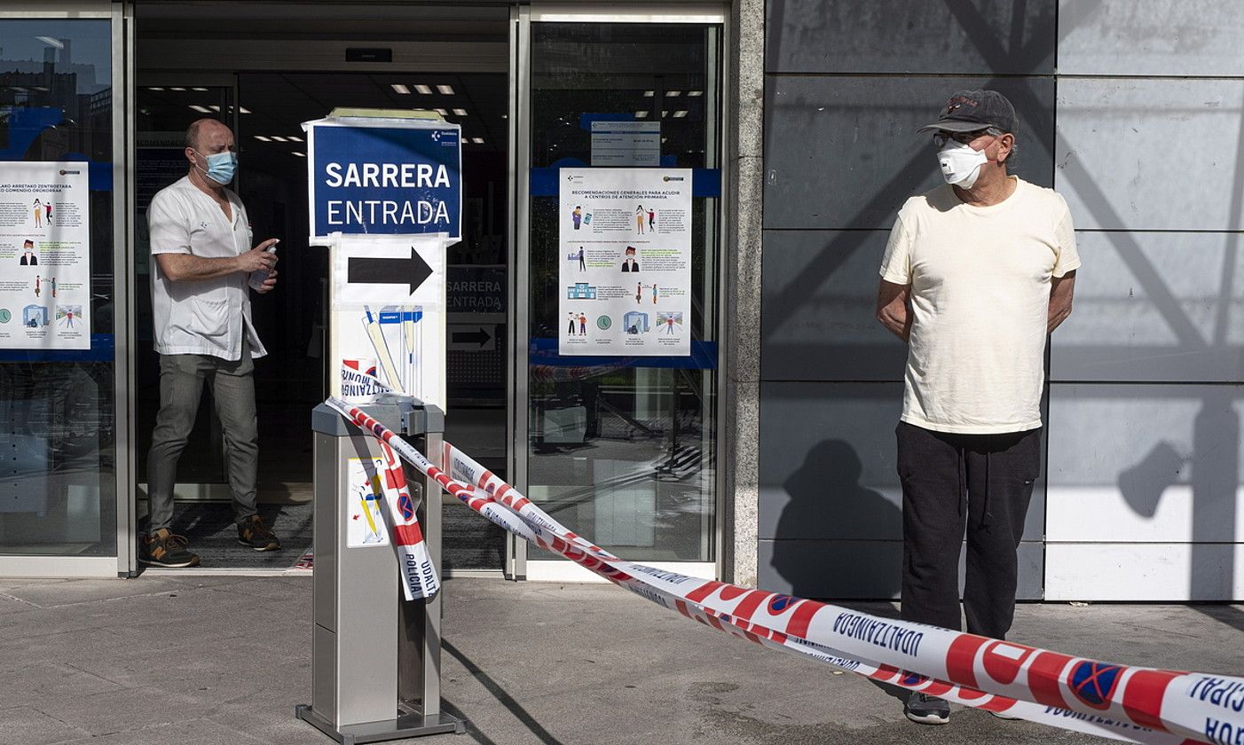 Errenteriako osasun zentroko ataria; pandemia aroan hartutako neurriak agerikoak dira. JON URBE / FOKU.