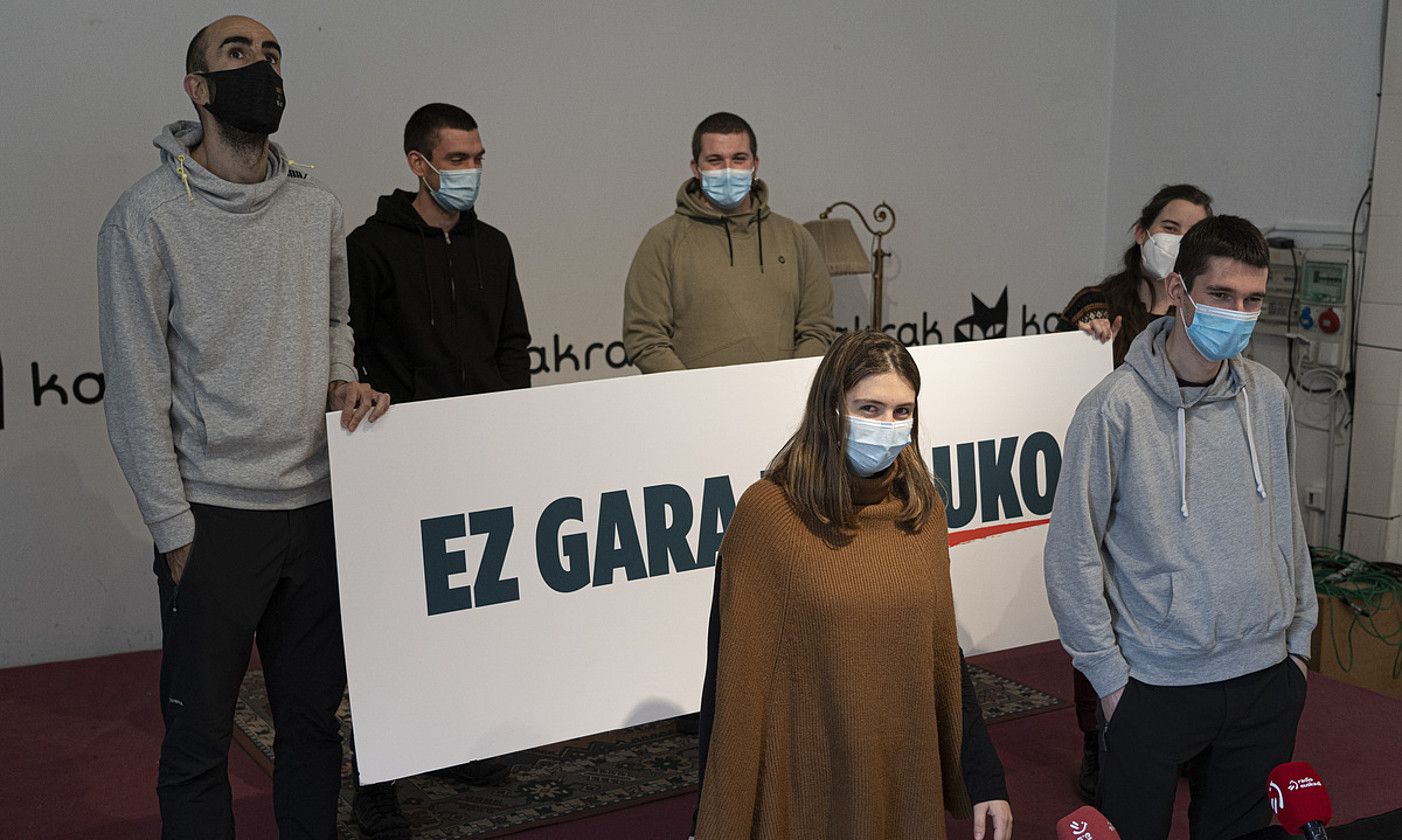 Ikerturiko gazteetako batzuk, atzo, Iruñean. JAGOBA MANTEROLA / FOKU. Ikerturiko gazteetako batzuk, atzo, Iruñean. JAGOBA MANTEROLA / FOKU.