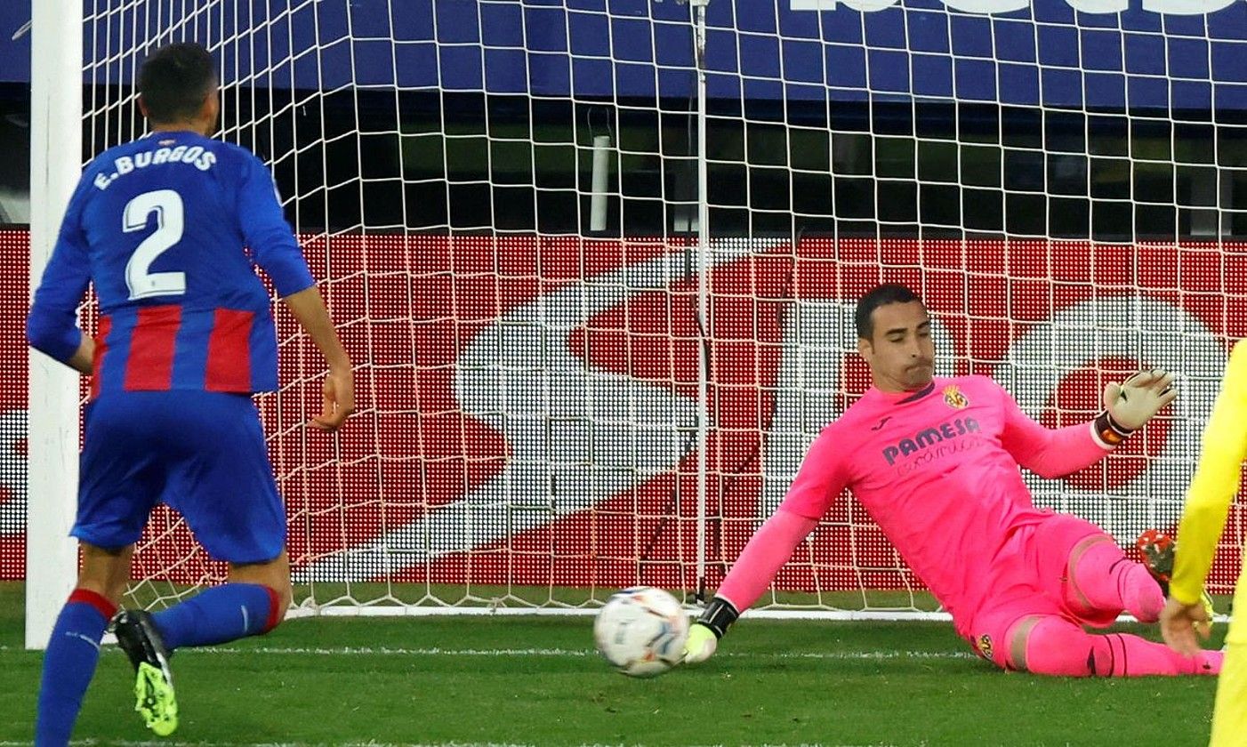 Esteban Burgos penaltia jaurtitzen, Vila-realen aurkako igandeko partidan. Sergio Asenjok geratu zion. JAVIER ETXEZARRETA / EFE. Esteban Burgos penaltia jaurtitzen, Vila-realen aurkako igandeko partidan. Sergio Asenjok geratu zion. JAVIER ETXEZARRETA / EFE.