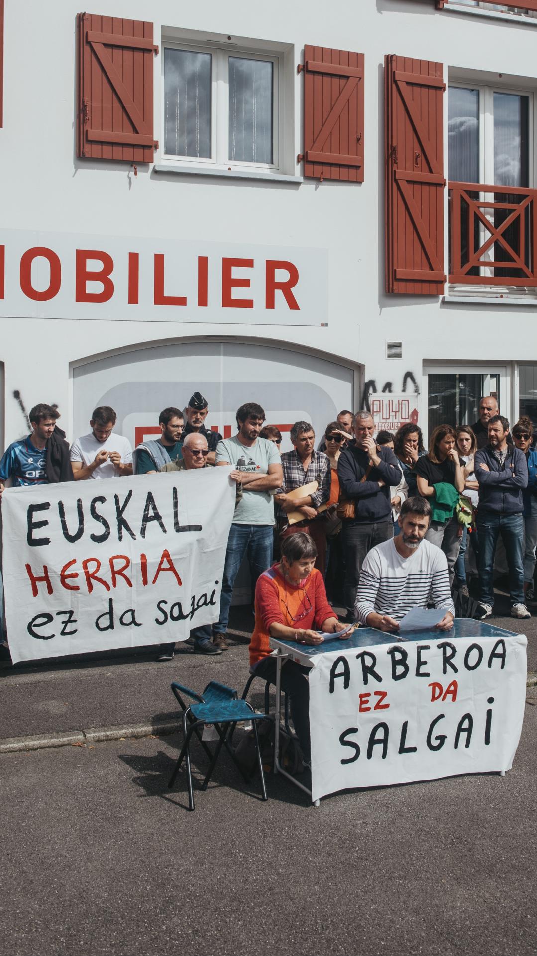 Arberoa Lurra eta Etxebizitza kolektiboaren prentsaurreko bat, Hazparnen. GUILLAUME FAUVEAU