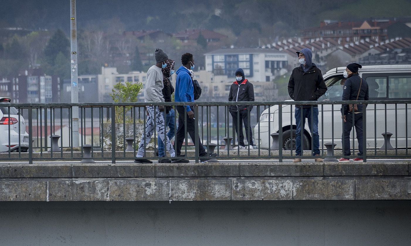 Migranteak, Irun eta Hendaia artean, duela bi asteko irudi batean. GORKA RUBIO / FOKU.