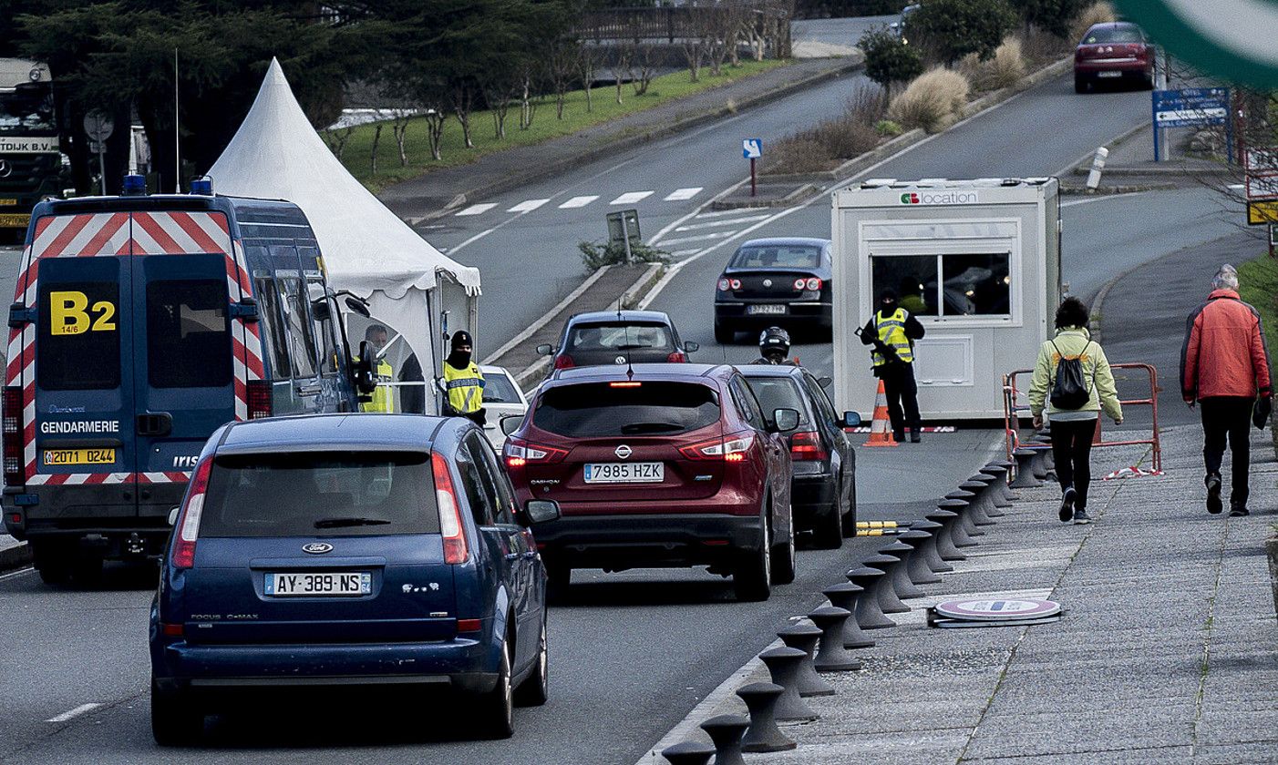 EH Baik eta EH Bilduk deituta Lizarietako gainean egindako protesta, otsailean. JON URBE / FOKU.