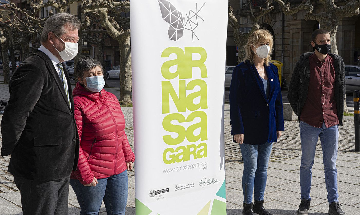 Arnasa gara kanpaina aurkeztu zuten, atzo, Etxarri Aranazen. Bertan izan ziren Bingen Zupiria, Silvia Marañon, Ana Ollo eta Iraitz Lazkano. JAGOBA MANTEROLA / FOKU.